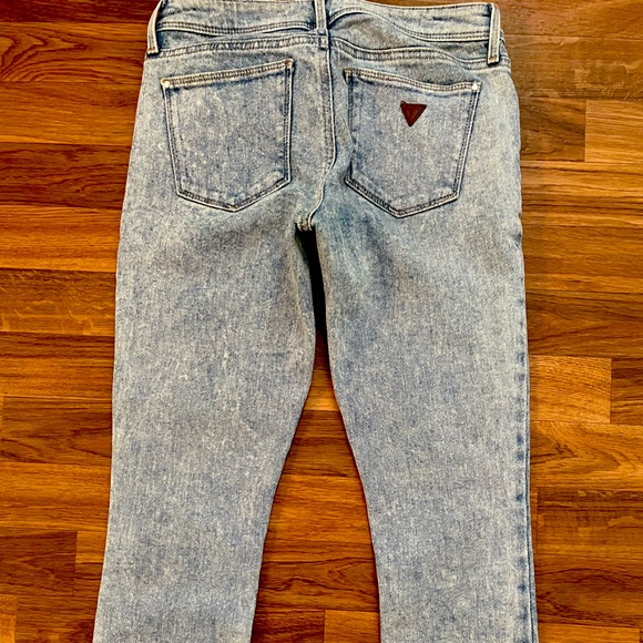 Guess low rise skinny jeans. - Picture 3 of 6